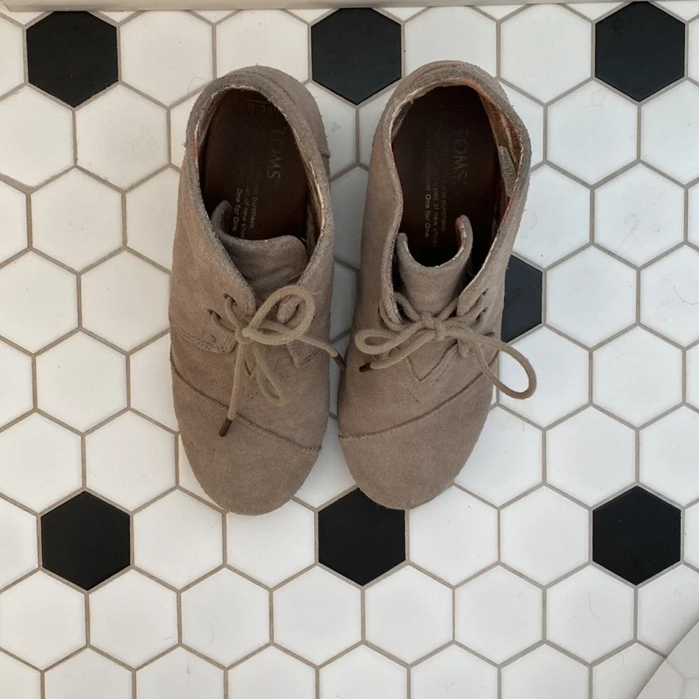 TOMS | TAN SUEDE BOOTIE - Picture 3 of 3